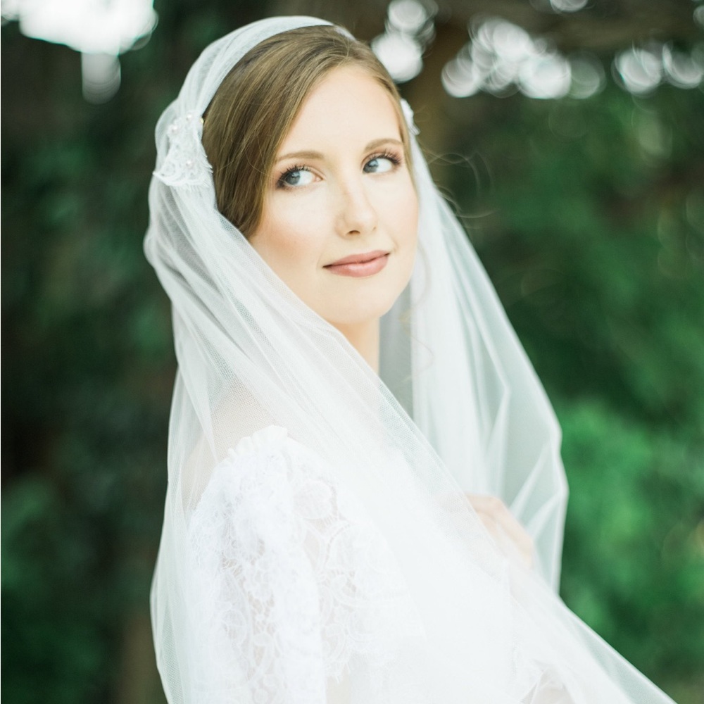 Elegant White Lace accent juliet Bridal Veil - Picture 5 of 6